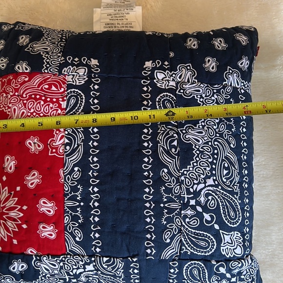 Levi’s bandana pillow mix Red /Navy - Picture 9 of 11